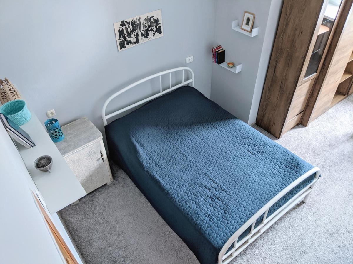 Entire 2-Bedroom Authentic Flat Киев Экстерьер фото