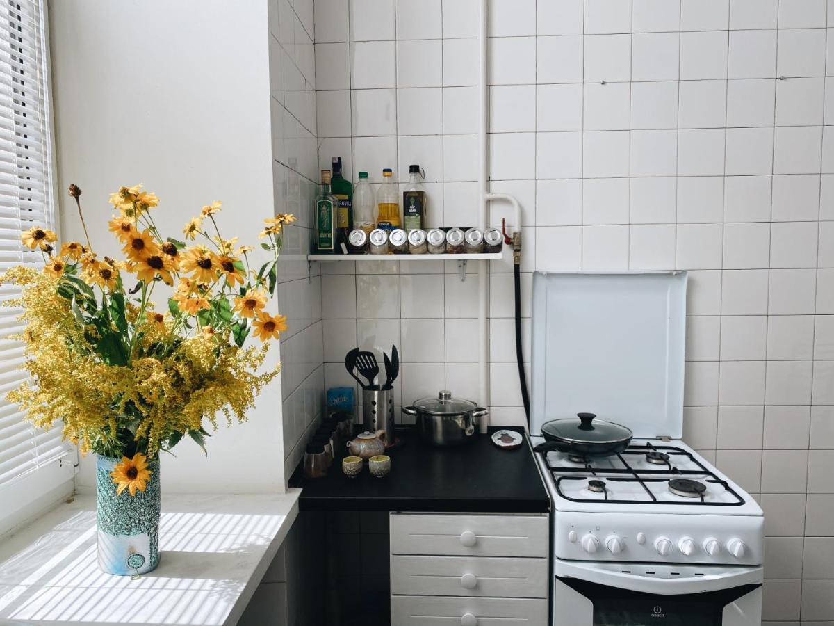 Entire 2-Bedroom Authentic Flat Киев Экстерьер фото